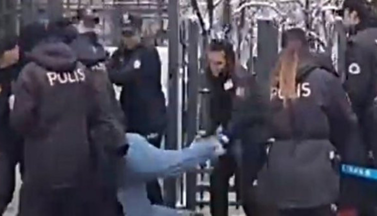 TOKİ işçileri kendilerini Meclis önüne zincirlediler!