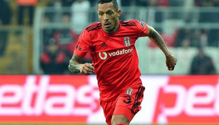 Beşiktaş'ın savunmacısı Adriano, Brezilya yolcusu
