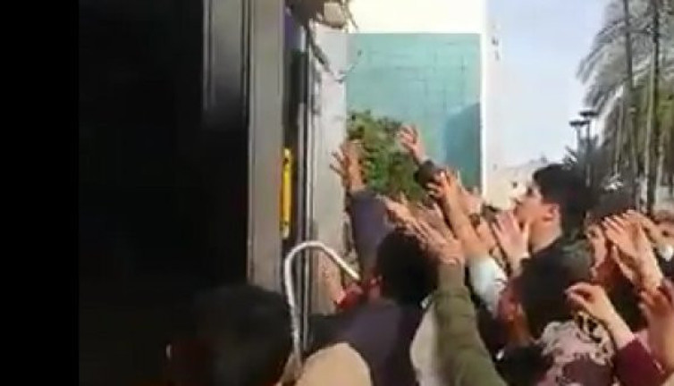 Belediye bedava bez torba dağıttı, vatandaş birbirini ezdi