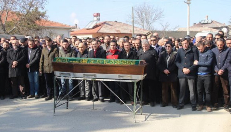 İntihar eden konsolos toprağa verildi