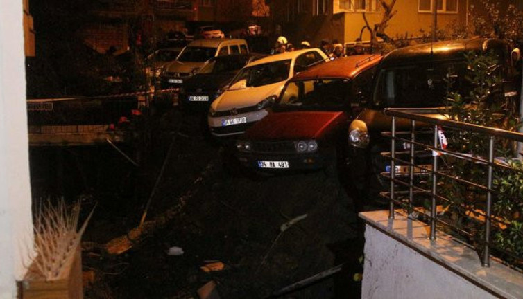 Beşiktaş'ta duvar çöktü, araçlar askıda kaldı