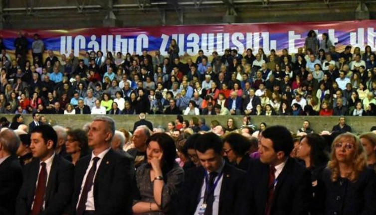 İran'dan o pankarta tepki