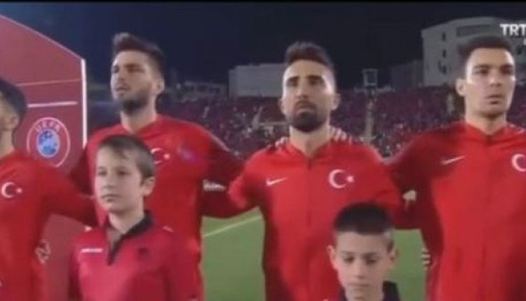 Arnavut taraftarlar İstiklal Marşı'nı ıslıkladı
