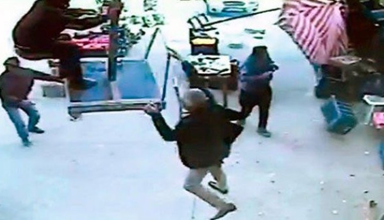 Hortum bir kişiyi demir şemsiye ile birlikte havaya uçurdu