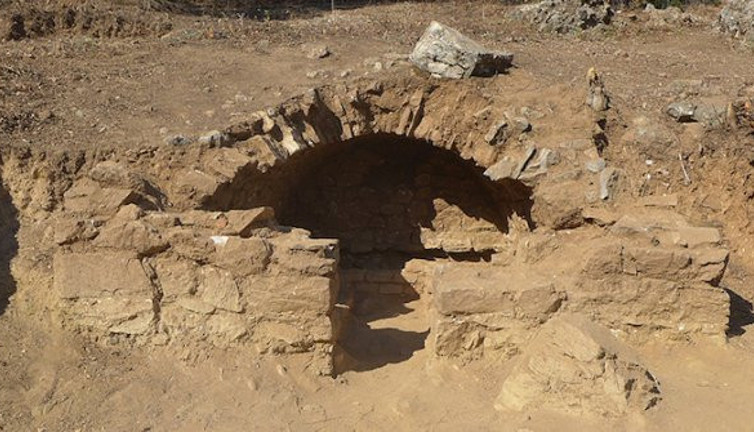 Kamboçya'da antik mezarlar bulundu