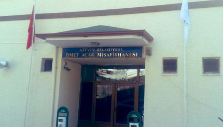 Artvin'de Demirhan Elçin'in ilk işi Ensar Vakfın binasını geri almak oldu