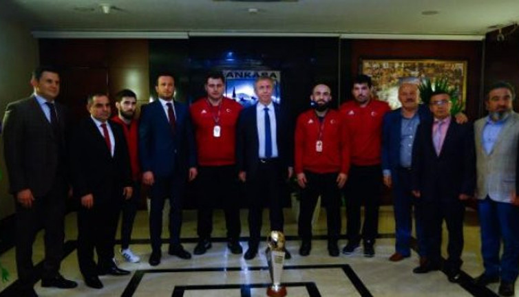 Milli güreşçiler, Mansur Yavaş'ı ziyaret etti
