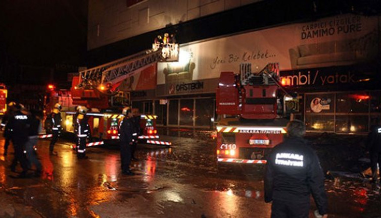 Başkent'te 5 katlı mobilya mağazasında yangın