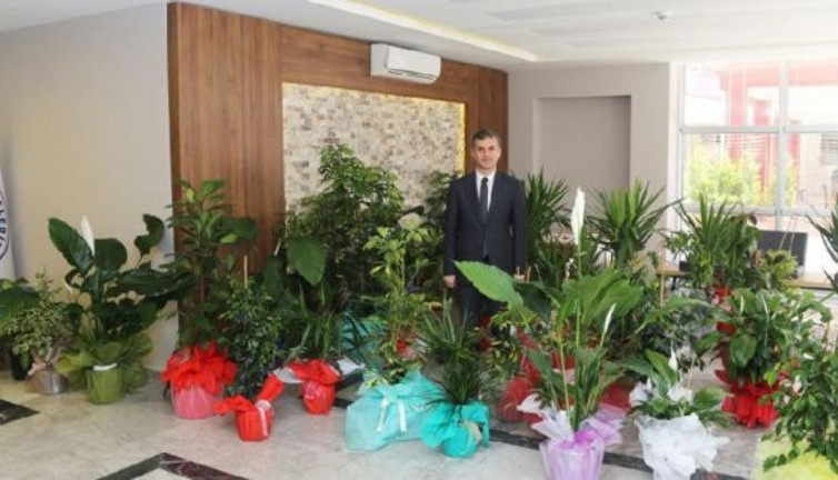 Tebrik çiçeklerini satıp gelirini okula bağışladı