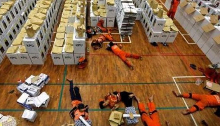 Endonezya'da oy sayan 272 kişi hayatını kaybetti!