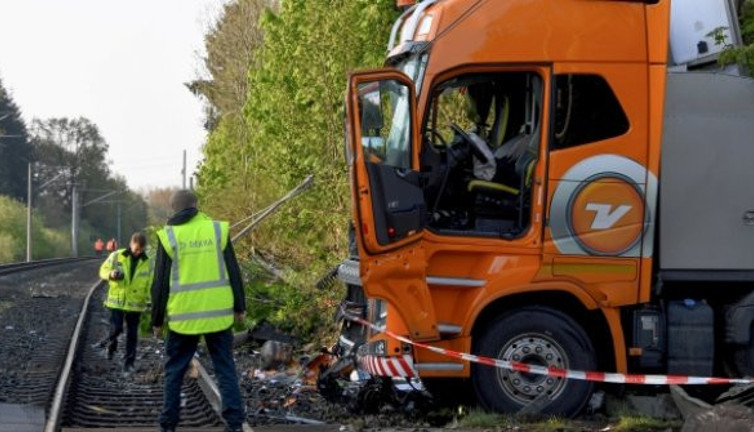 Almanya'da yolcu treni TIR'a çarptı: 20 yaralı