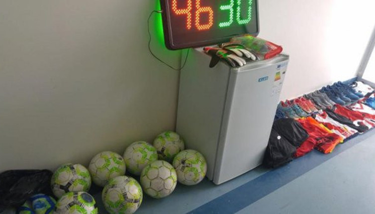 Kulüpten çaldıkları malzemelerle maç yaparken yakalandılar