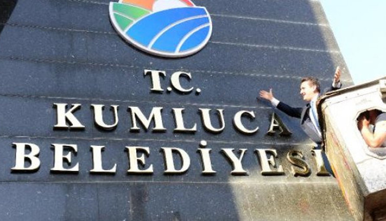 O belediye başkanı T.C.'yi kendi elleriyle astı!