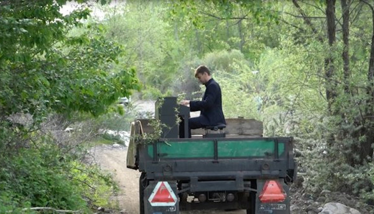 Dünyaca ünlü piyanist konser alanına traktörle gitti