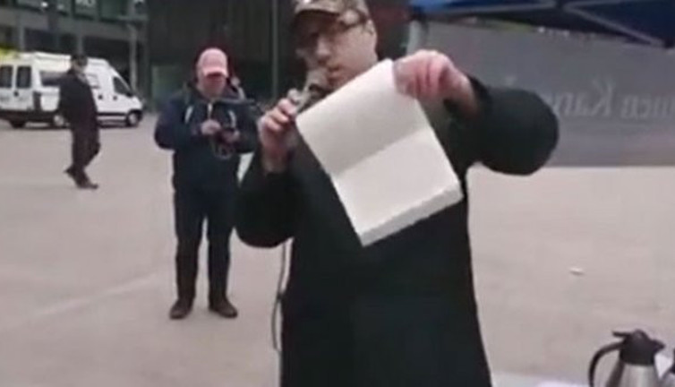 Kur'an-ı Kerim'i yırtıp yere attı