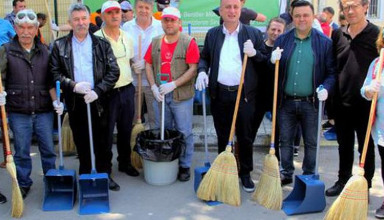 Belediye Başkanı vatandaşlarla birlikte sokakları süpürdü