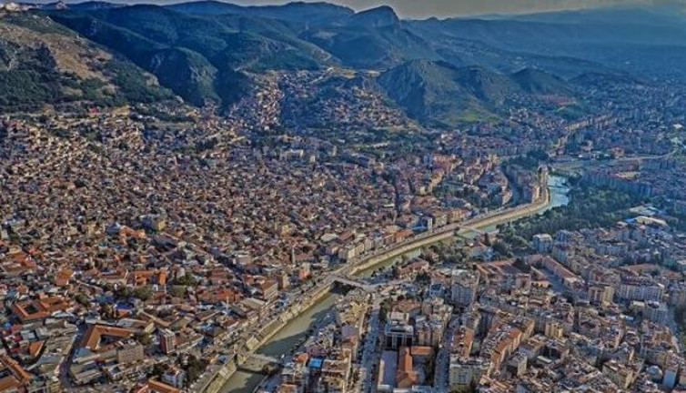 'Bütçe yok' diyerek 130 işçi çıkardı, yakınlarını başkan yardımcısı atadı!