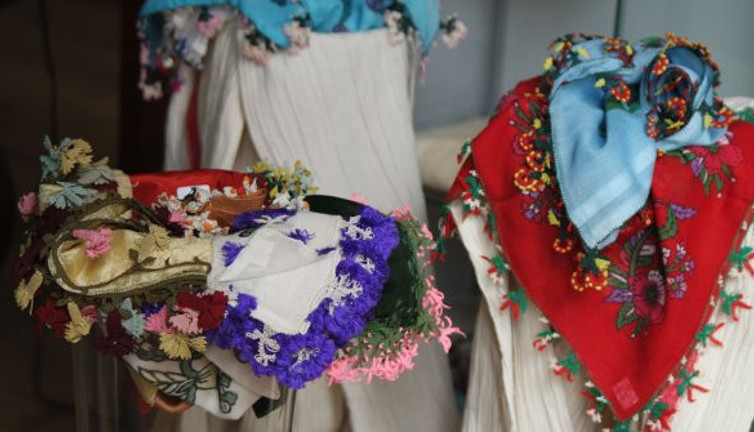 Sandıklarda bekleyen iğne oyaları koleksiyon oldu