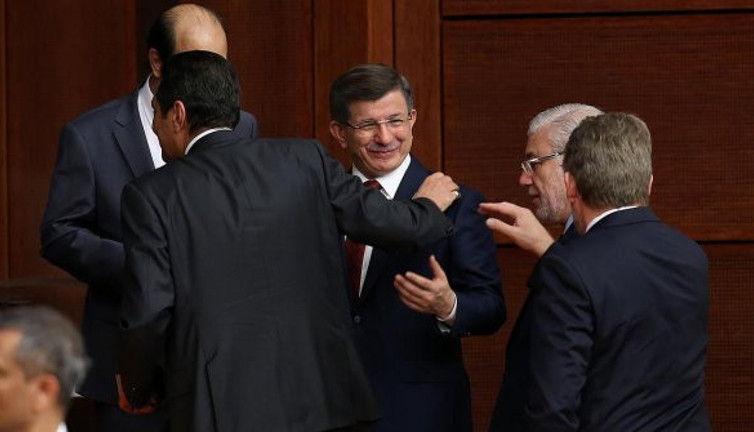Ahmet Davutoğlu cephesinde kriz çıktı!