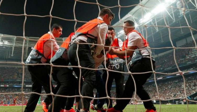 Sahaya giren taraftara hapis cezası