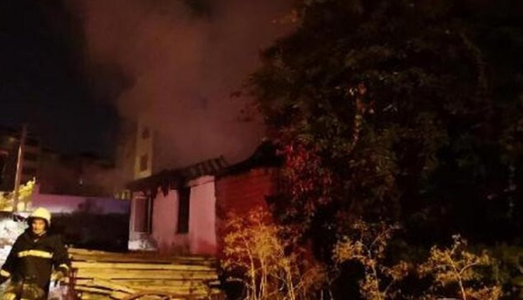 Annesine kızıp evi yaktı!