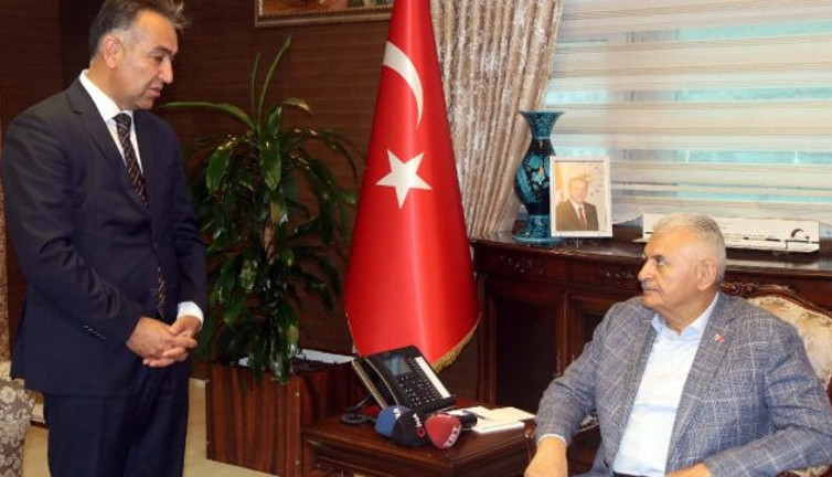 Binali Yıldırım'ın Bitlis Valisi'ni ziyaretinde dikkat çeken kare