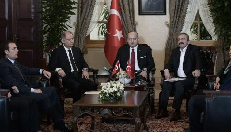 Erdoğan Dolmabahçe'de oturma yerlerini kağıda çizmiş