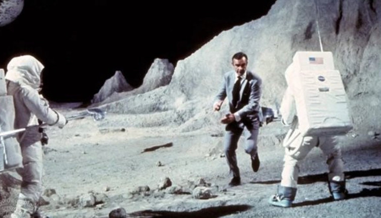 James Bond'un Ay aracı satışa çıkıyor