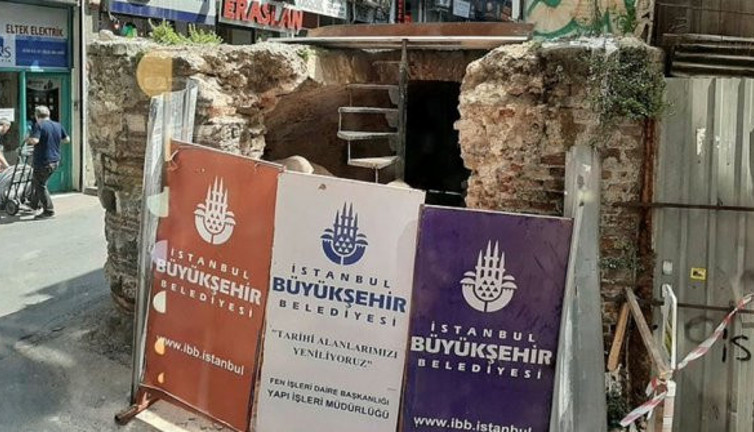 Pir Mehmed çeşmesinin tarihi taşları çöpe atılmış