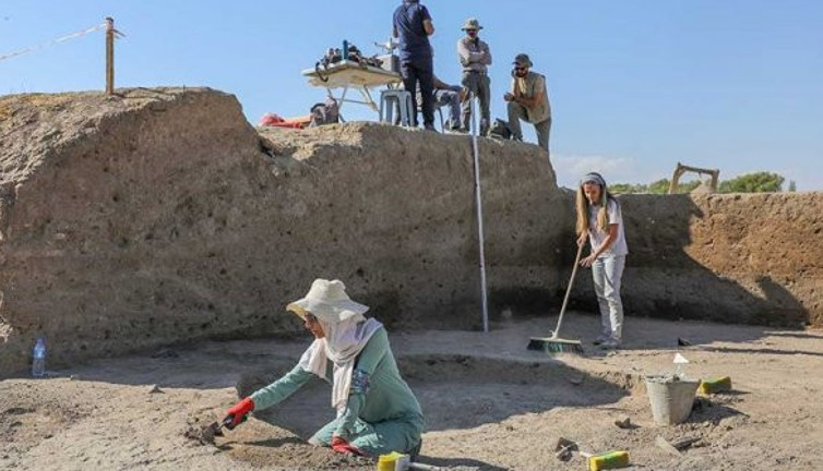 Van Kalesi çevresinde 5 bin yıllık yapılar bulundu