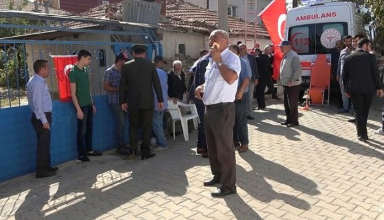 Menbiç şehidinin evine bayraklar asıldı