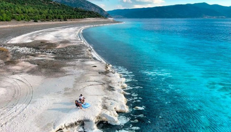 Salda Gölü'nü koruyan başkan ile eşine silahlı saldırı