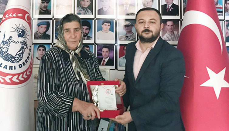 Şehit Anaları Derneği'nden Yeniçağ'a plaket