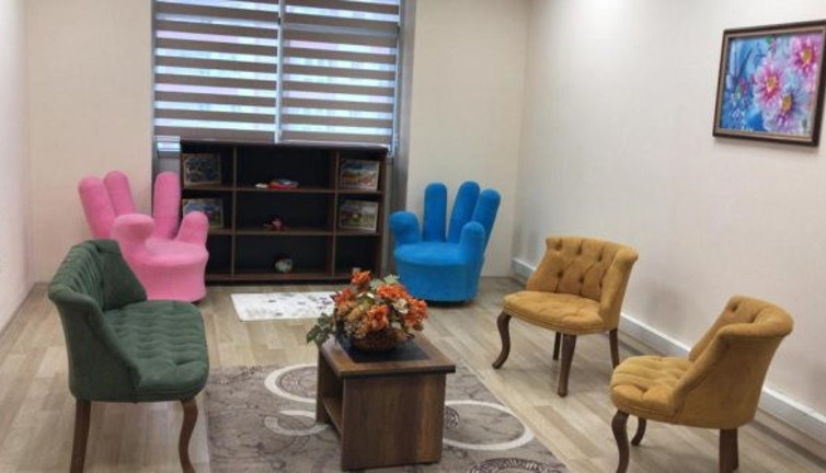 Adli görüşme odasında koltuk skandalı!