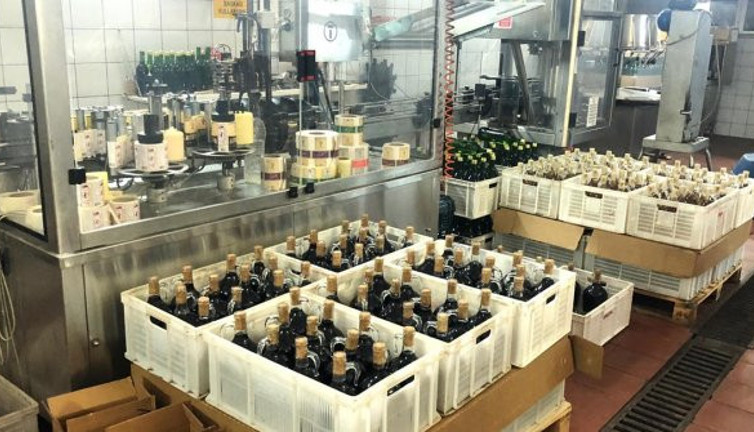 Bir fabrikada 355 ton kaçak içki ele geçirildi