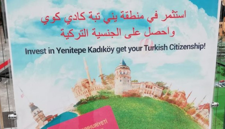 AVM'de Arapça vatandaşlık afişi!