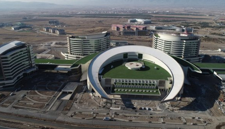 İktidarın övündüğü Erzurum Şehir Hastanesi şimdiden göçtü!