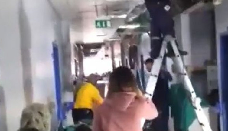 Devlet hastanesinde tadilata sedye arası