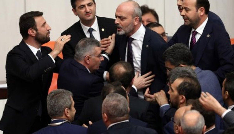 İYİ Parti ve AKP'li vekiller Meclis'te birbirine girdi