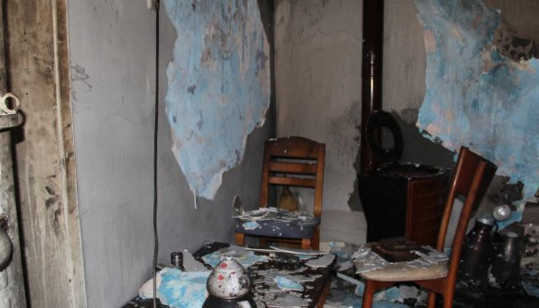 Yanan sobaya döktükleri tiner evi yaktı