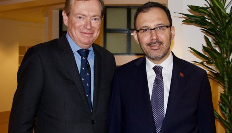 Hollanda Sağlık Bakanı Kovid-19 oturumunda bayıldı