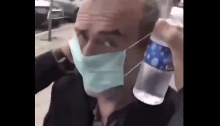 Yaşlı adama zorla maske takıp başından kolonya döktüler