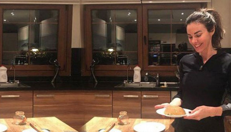 Defne Samyeli korona virüsü gecelerinde ilmik yaptı!