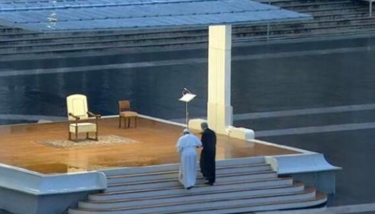 Papa boş meydanda dua etti