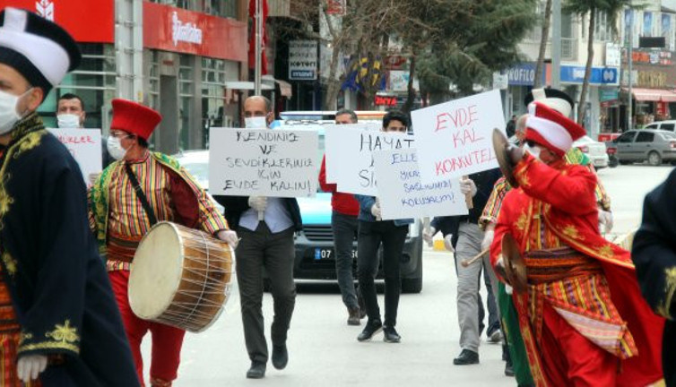 Mehter Takımından evde kalan vatandaşa moral konseri