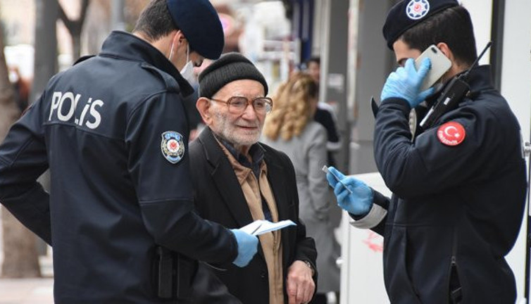 93 yaşındaki Ahmet dede fatura ödemeye giderken yakalandı!
