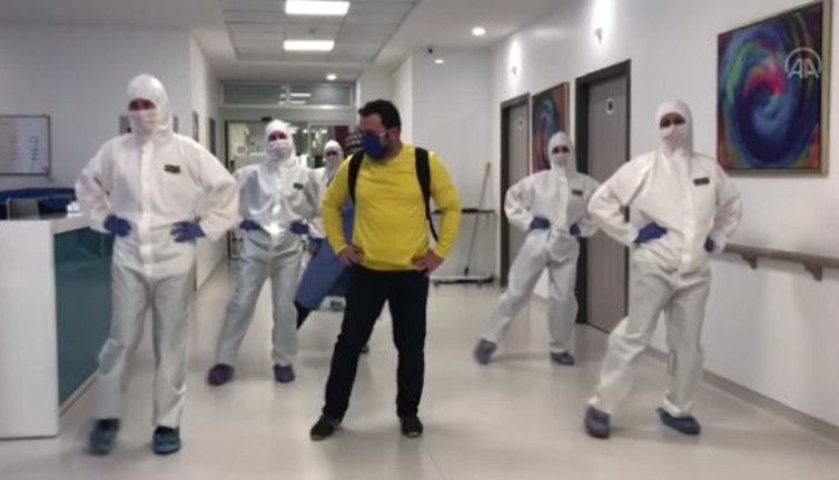 Lüleburgaz'da korona virüsü yenen hasta 'Penguen dansı'yla taburcu edildi