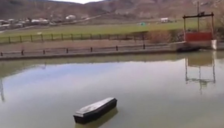 Nehir'de yüzen tabutlar vatandaşı korkuttu