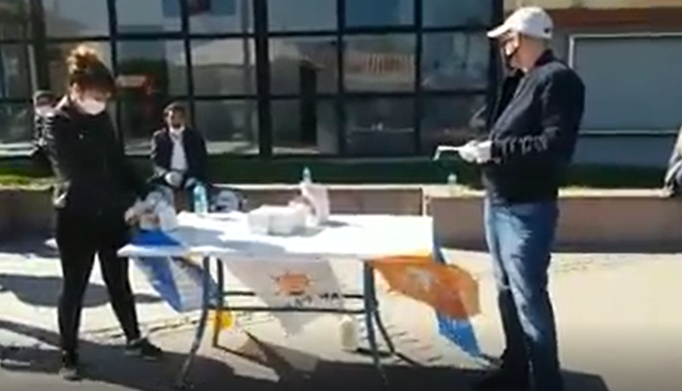 AKP'liler stand açıp maske dağıttı: Nereden buldunuz bu maskeleri?