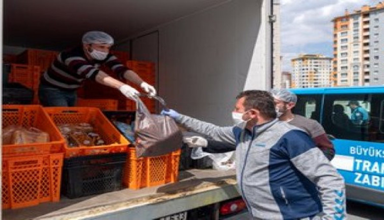 CHP’li belediyelerin ekmek dağıtmasına ‘paralel yapı’ diyen AKP’nin belediyesi de ekmek dağıtmış!